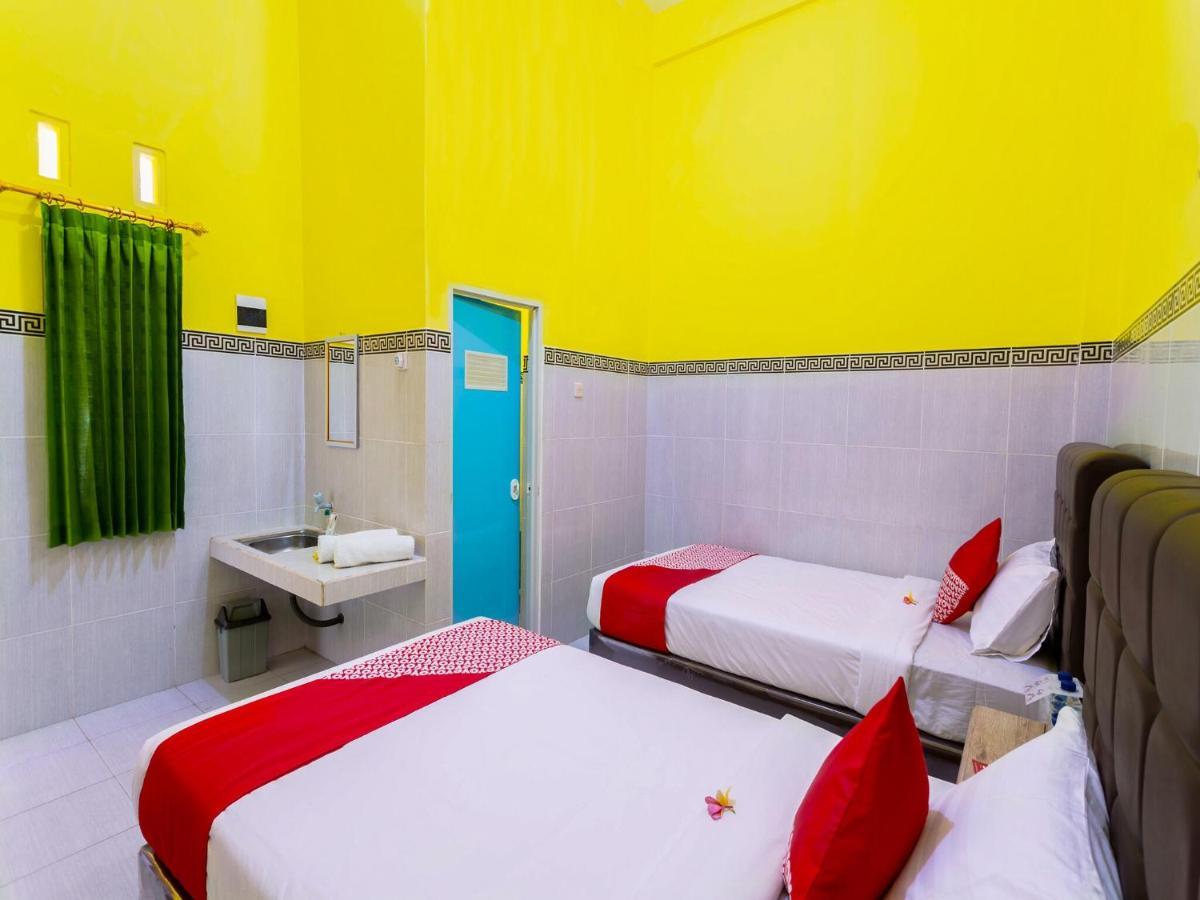 Oyo 1427 Azzahra Guest House Syariah Mataram Buitenkant foto
