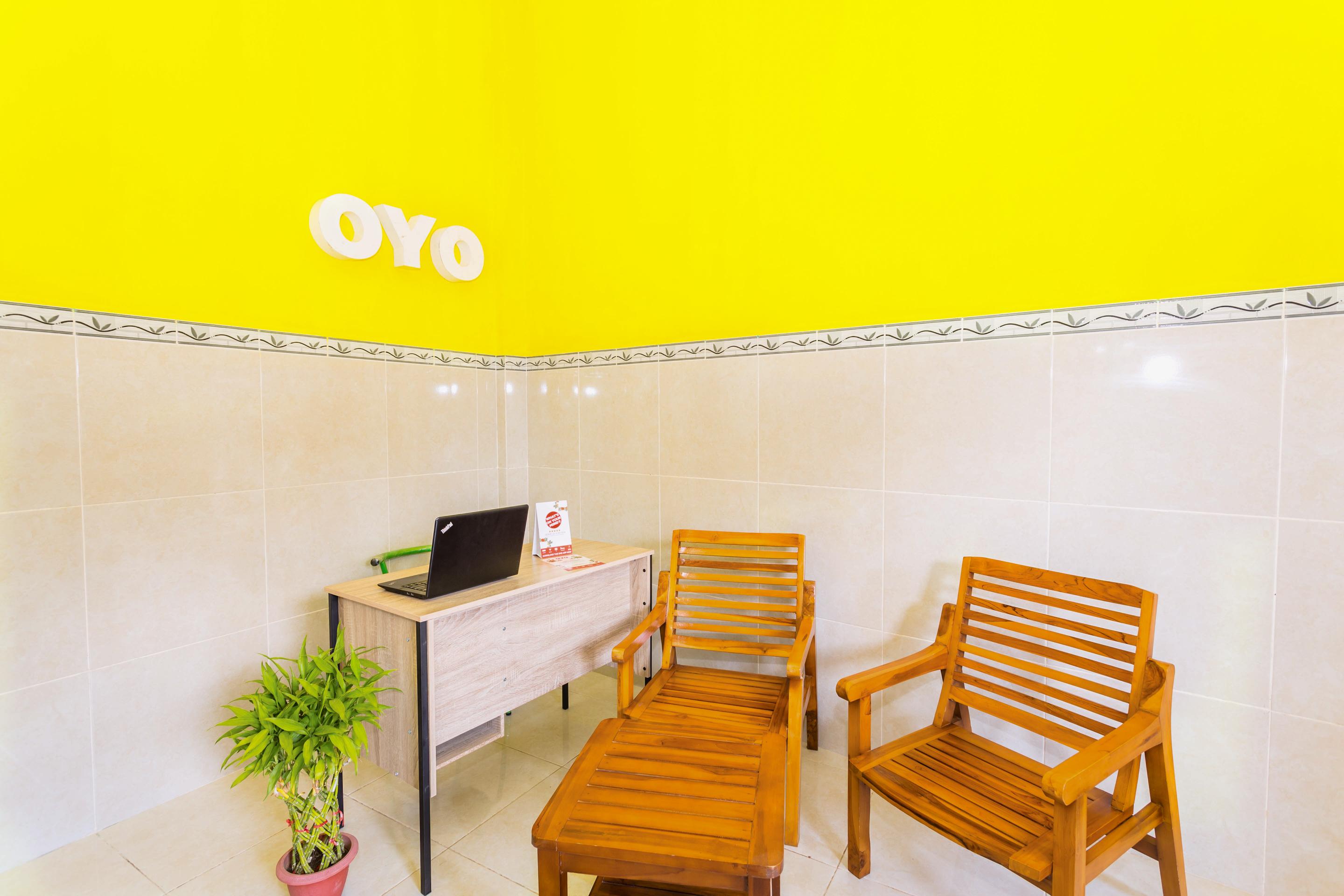 Oyo 1427 Azzahra Guest House Syariah Mataram Buitenkant foto