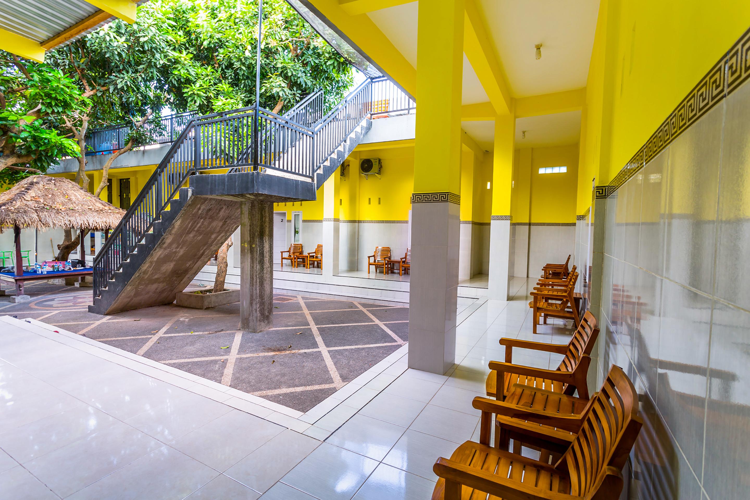 Oyo 1427 Azzahra Guest House Syariah Mataram Buitenkant foto