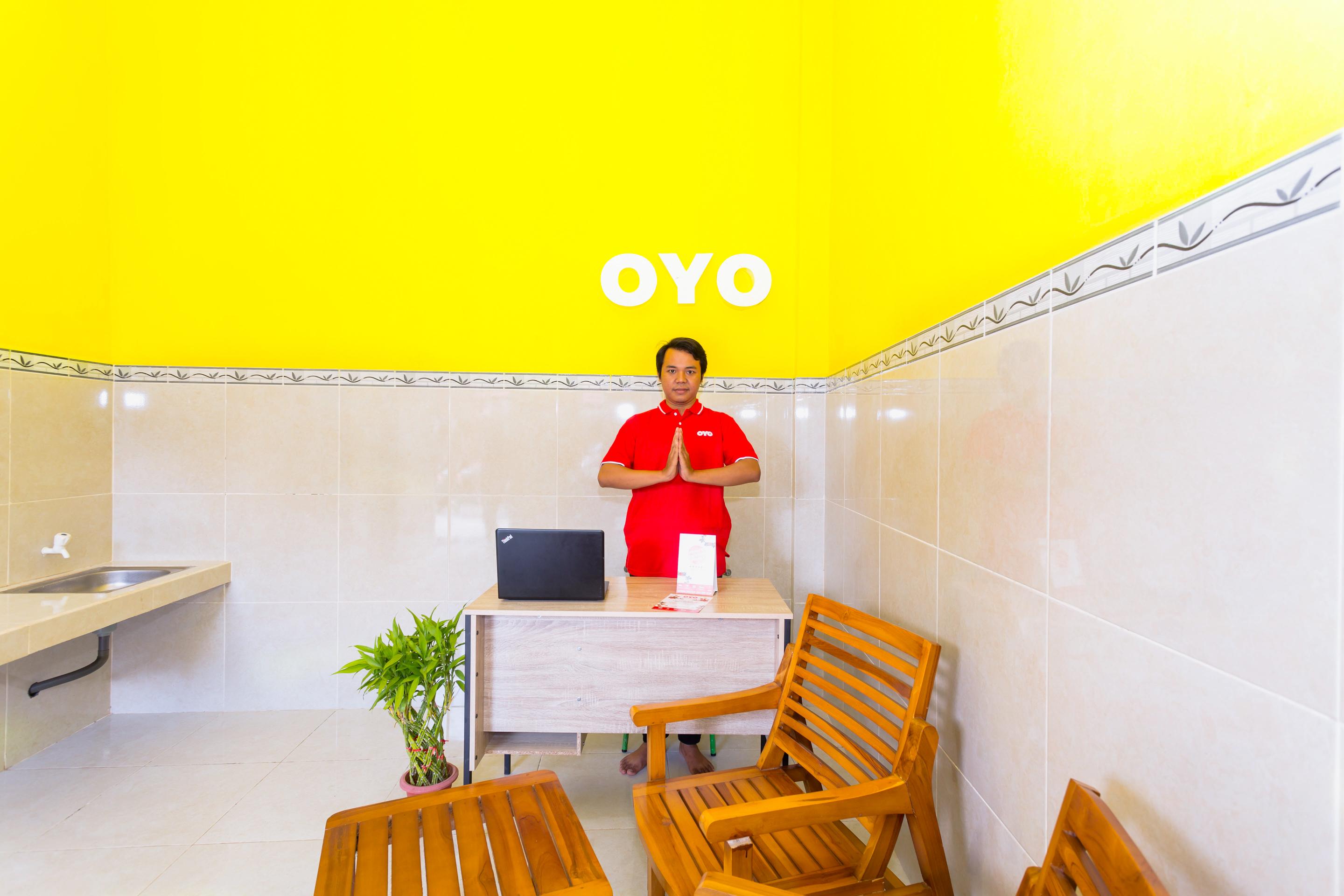 Oyo 1427 Azzahra Guest House Syariah Mataram Buitenkant foto