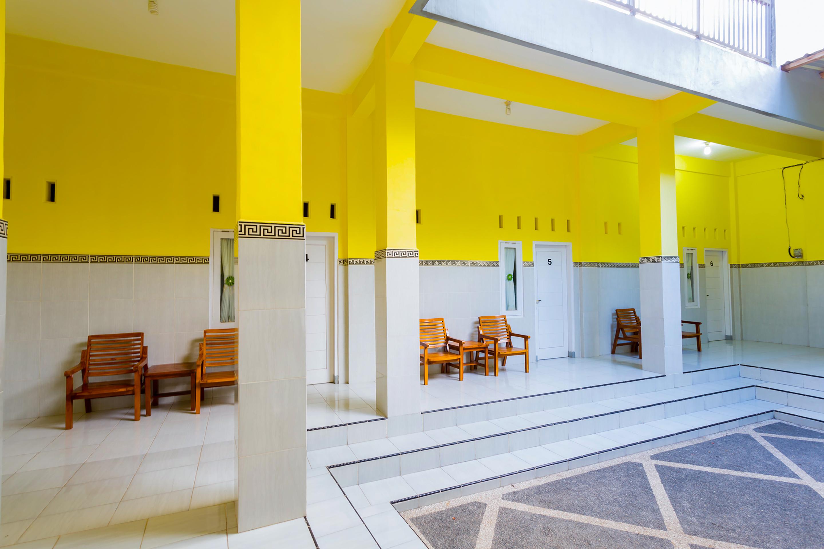 Oyo 1427 Azzahra Guest House Syariah Mataram Buitenkant foto